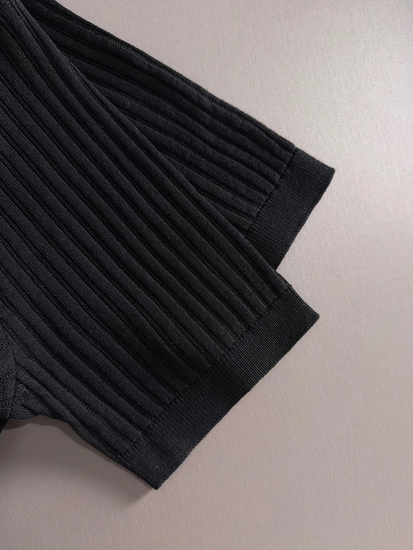 LP high quality Loro Piana 26ss New Arrival men's short-sleeved knitted T-shirt. Made of combed cotton yarn knitted cotton fabric, no pressure when entering and exiting the counter. Exclusive control of raw materials. It feels substantial when weighed, and the upper body is more textured than ordinary T-shirts. This texture can handle the weather easily and is suitable for both hot and cold! Loose fit design, looks noble. The only correct version is available Size: M to 4XL